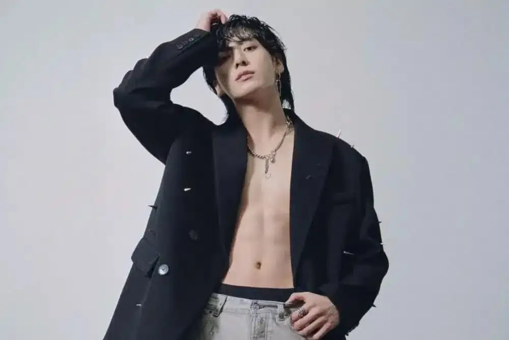 les fans exigent des excuses Le 8 août, le magazine Rolling Stone a publié un classement des chansons solo de BTS intitulé « Chaque chanson solo de BTS, classée », ce qui a déclenché une vive réaction de l'ARMY. L'article, écrit par Kim Jae Ha , a été critiqué pour certains commentaires adressés à Jungkook , qui, selon les fans, impliquaient que ses chansons s'appuyaient fortement sur des modifications vocales. Dans ce classement, la chanson « Somebody » (2023) a pris la 172e place sur 177. Le journaliste a écrit : « « Somebody » commence avec un chant qui ne ressemble pas à celui de Jungkook . Et pourtant, c'est le cas ! La distorsion vocale est une technique intéressante, mais si vous avez une voix comme celle de Jungkook , pourquoi la cacher ? » L'article ne se limitait pas à « Somebody ». À propos de « Seven », Kim Jae Ha a écrit : « Jungkook ne s'excuse pas de chanter sur des sujets que les hommes de son âge (et plus jeunes) abordent . » À propos de « 3D », elle a noté : « Jungkook est un adulte qui exprime ouvertement ses désirs. On pourrait penser qu'il parle de quelque chose de plus innocent, comme le pickleball. Mais il faut vraiment comprendre le sens de sa promesse de “confettis de champagne ” . » Ces commentaires ont été perçus par certains fans comme non professionnels et inappropriés De nombreuses publications sur les réseaux sociaux ont condamné ces propos, jugés injustes et portant atteinte à la réputation de l'idole. Certains fans ont rappelé que ce n'était pas la première fois que le journaliste laissait des commentaires peu flatteurs à son égard. Nous exigeons des excuses pour avoir dénigré ses capacités vocales, minimisé son talent et propagé de fausses allégations d'utilisation excessive de l'autotune. Ce n'est pas la première fois que @/GoAwayWithJae tient des propos désobligeants à l'égard de Jungkook . « C'est quoi ça ? C'est une description professionnelle ? 