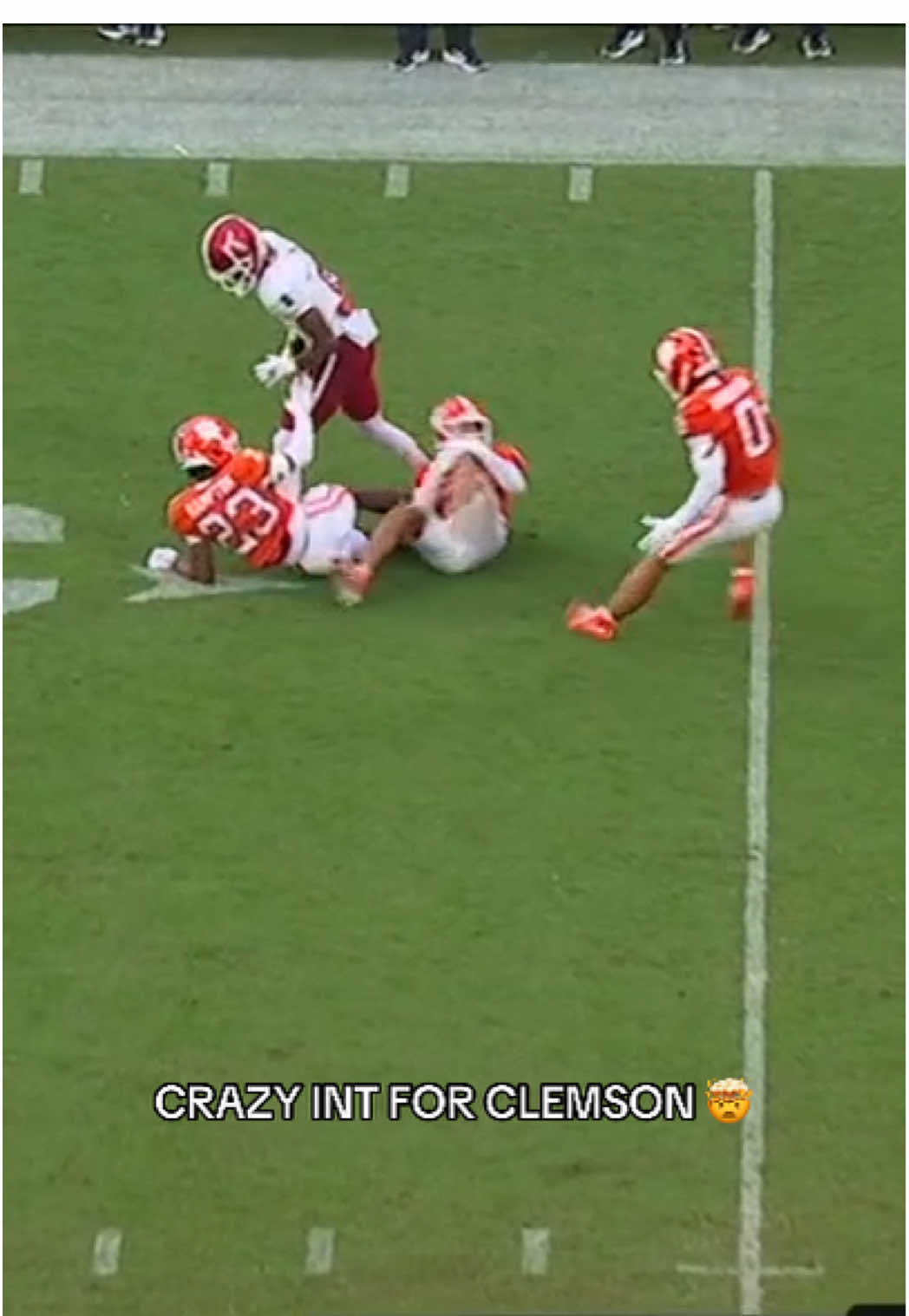 How did he catch that?! 😱 #football #clemson #CollegeFootball #clemsonfootball #fyp 