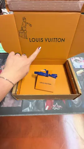 Unboxing the Louis Vuitton Silver Lockit x Felix Bracelet ♥️ #felix #louisvuitton #unicef #straykids #skz @Stray Kids @Louis Vuitton 