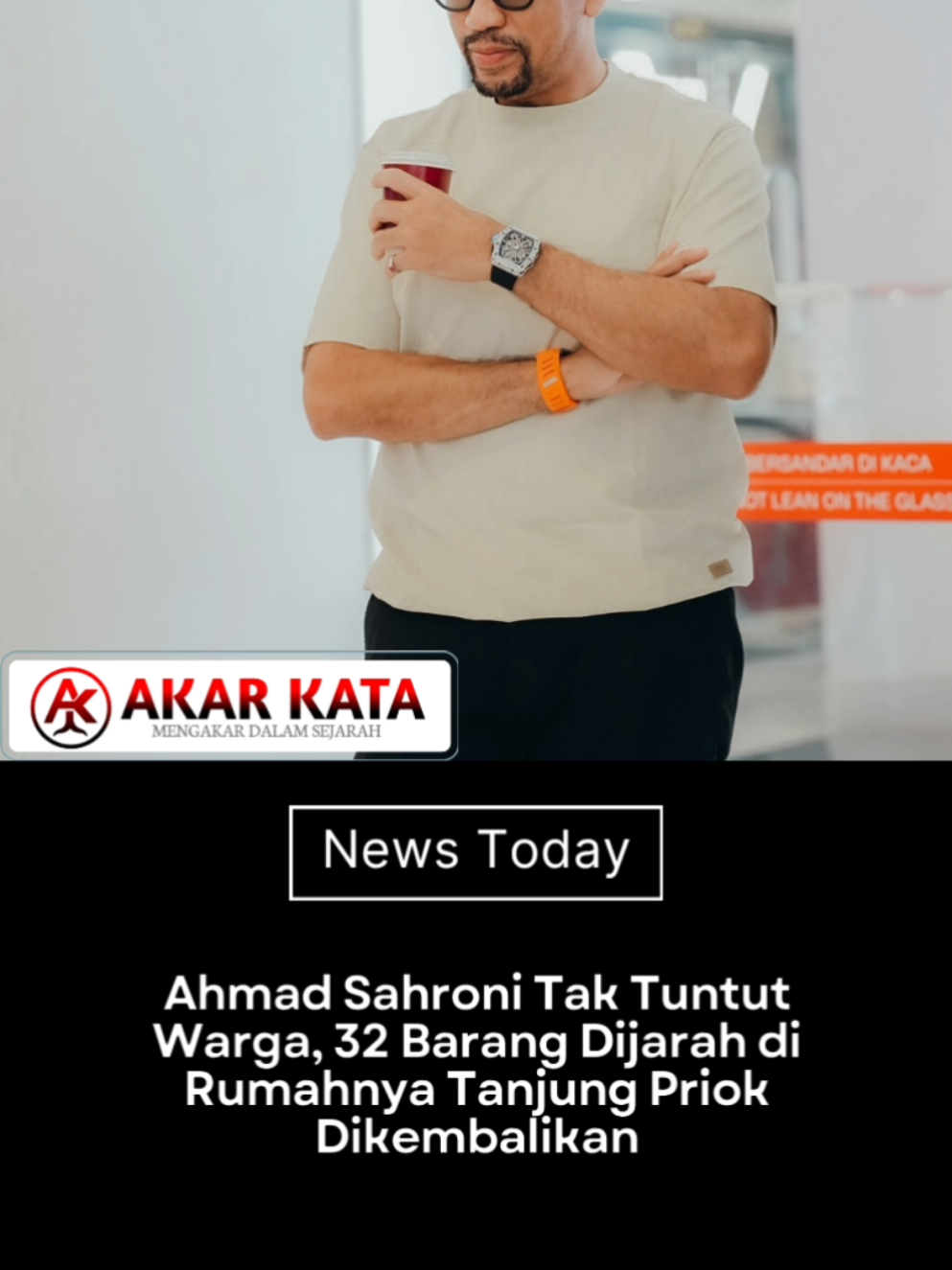 Ahmad Sahroni Tak Tuntut Warga, 32 Barang Dijarah di Rumahnya Tanjung Priok Dikembalikan Rumah anggota DPR RI nonaktif Ahmad Sahroni di Tanjung Priok dijarah massa pada 30 Agustus 2025.  Hingga kini, keberadaan Sahroni dan keluarganya belum diketahui.  Meski begitu, pihak keluarga menegaskan tidak akan menuntut warga yang mengembalikan barang hasil penjarahan. Ketua LMK Kebon Bawang, Achmad Winarso, menyebut sudah ada 32 barang berharga, termasuk sertifikat tanah, yang dikembalikan warga secara sukarela.  Barang-barang tersebut diserahkan melalui Polres Metro Jakarta Utara maupun langsung kepada keluarga. Menurut langsiran Suara.com, kerja sama warga, polisi, dan keluarga membuat pengembalian barang berjalan lancar.  Aksi penjarahan sendiri dipicu pernyataan kontroversial Sahroni yang menyebut “rakyat tolol,” hingga akhirnya ia dinonaktifkan oleh Partai NasDem. Foto: instagram/@ahmadsahroni88 Sumber: suara.com #AhmadSahroni #TanjungPriok #RumahDijarah #BarangDikembalikan #DPRRI 