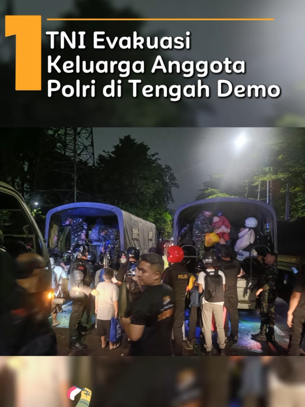 Evakuasi penuh kepedulian ✨ TNI & Polri bahu-membahu membantu keluarga anggota Polri di tengah demo. Soliditas nyata, untuk bangsa 🇮🇩 #TNI #Polri #Soliditas #Indonesia #tniuntukrakyat 