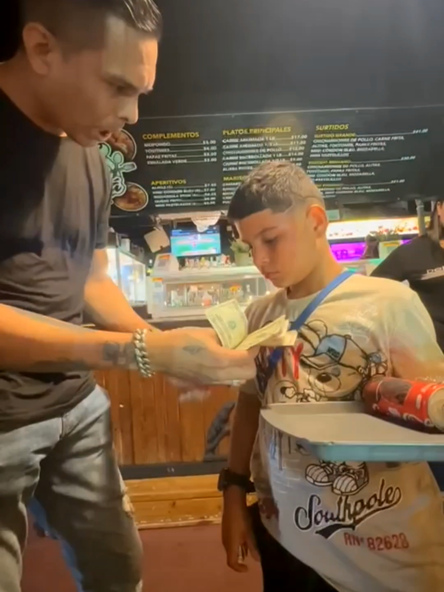 el mejor cumpleaños me lo dio este niño  que la paz de Dios te continúe bendiciendo este niño pregunta quien cumple años y me regala un bizcocho sin preguntarle a sus padres y viene donde mi y me dice felicidades joselo y le dije gracias y me dijo te deje tu regalo 🎁 en la mesa y eso me hizo un taco en la garganta por que el sin preguntar a sus padres me lo regalo le pregunto y si te regañan me dijo no tranquilo yo lo voy a pagar de mis propinas waoooooooo termine dándole una gran bendición Dios te bng niño hermoso y que la paz de Dios te continúe bendiciendo siempre unidos somos mas waoooooo qué hermoso  #joselomilvoces #compartir #felicidad #puertorico #antesdelapalabraviralexistirjoselomilvoceseraviral 