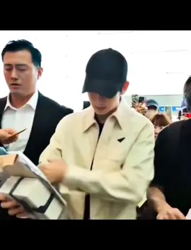 When he was struggling to keep his bag up😁😁But he was happy to accept all the gift’s and letter’s from his fans❤️🍒🍒 #คิมซูฮยอน #KimSooHyun #김수현 #fypp #KimSoohyun #fypシ #WeStandWithKimSoohyun #stopcyberbullying #foryoupage #キムスヒョン #StayStrongKSH #fyp 
