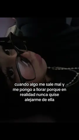 Hace cinco meses no sé nada de ella. Cinco meses de silencio. Y aunque los días pasan, hay una parte de mí que todavía la extraña con locura. La extraño de forma sana, pero intensa. Me duele no saber qué piensa, si me odia, si me quiere, si me recuerda. Yo sí la recuerdo. Y la extraño.☹️☹️💗#amistad #amigas#textorojoparaidentificarse #triste#luci 