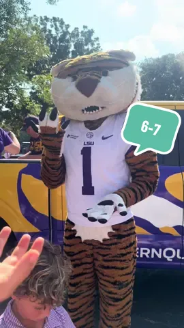 Just when you thought tailgating couldn’t get better… Mike hits the 6-7 🐅🔥 #LSU #GeauxTigers #MikeTheTiger #CollegeFootball #67 