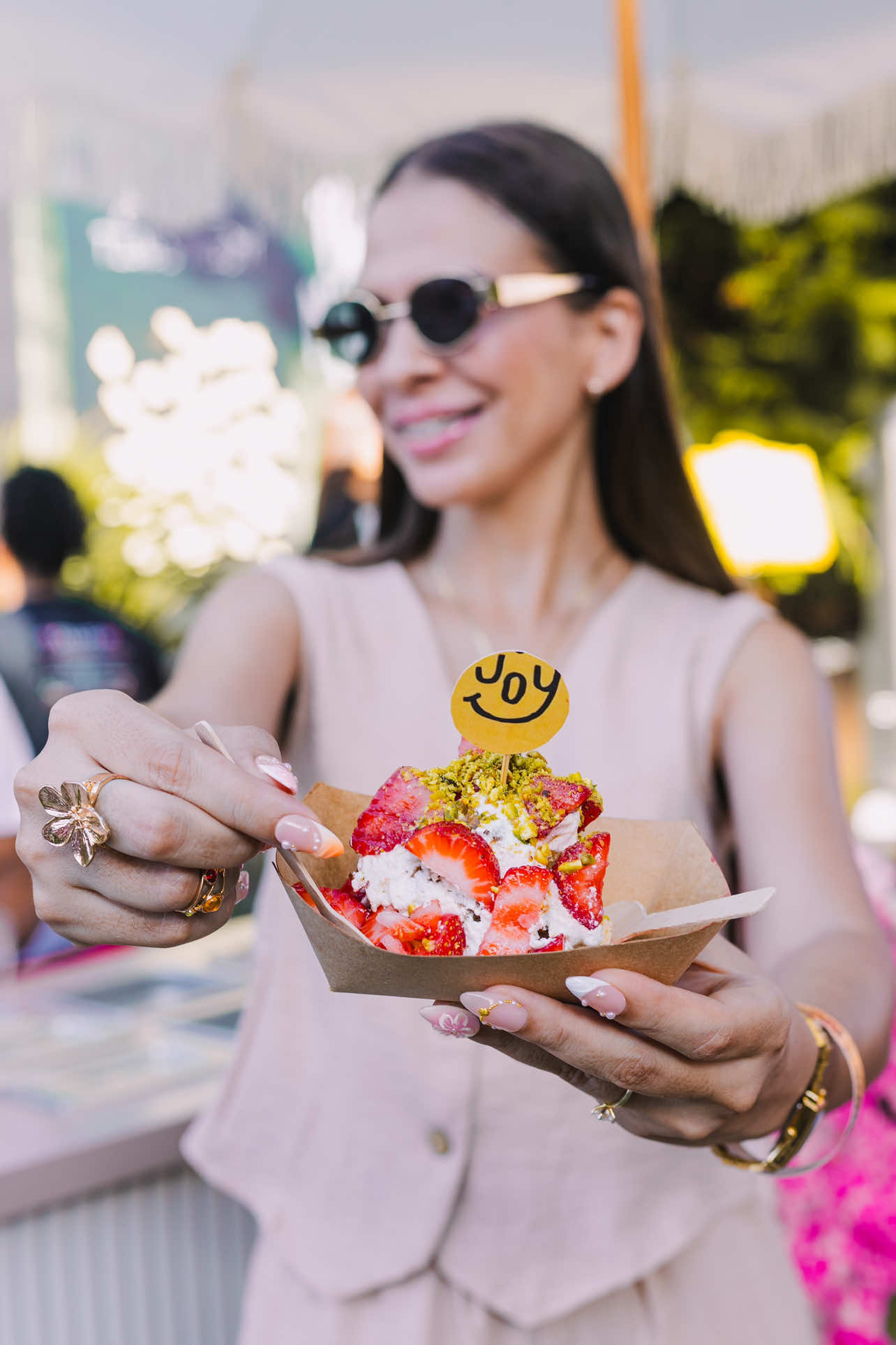Entre toda la vibra y la energía de Days to shine ✨ me detuve en el stand de pavlova y probé sus deliciosas Pavlovas… y uff 🤤🍓✨ ¡están realmente increíbles! Dulces, suaves, con ese toque perfecto que hace que quieras repetir una y otra vez ❤️✨ Si van a Days to Shine, de verdad no pueden dejar de probarlas. Son de esas pequeñas cosas que hacen que el día sea aún más especial. 🫶🏻🍓✨ #DaysToShine #PavlovaLovers #SweetMoments #pavlovard #FoodieVibes   