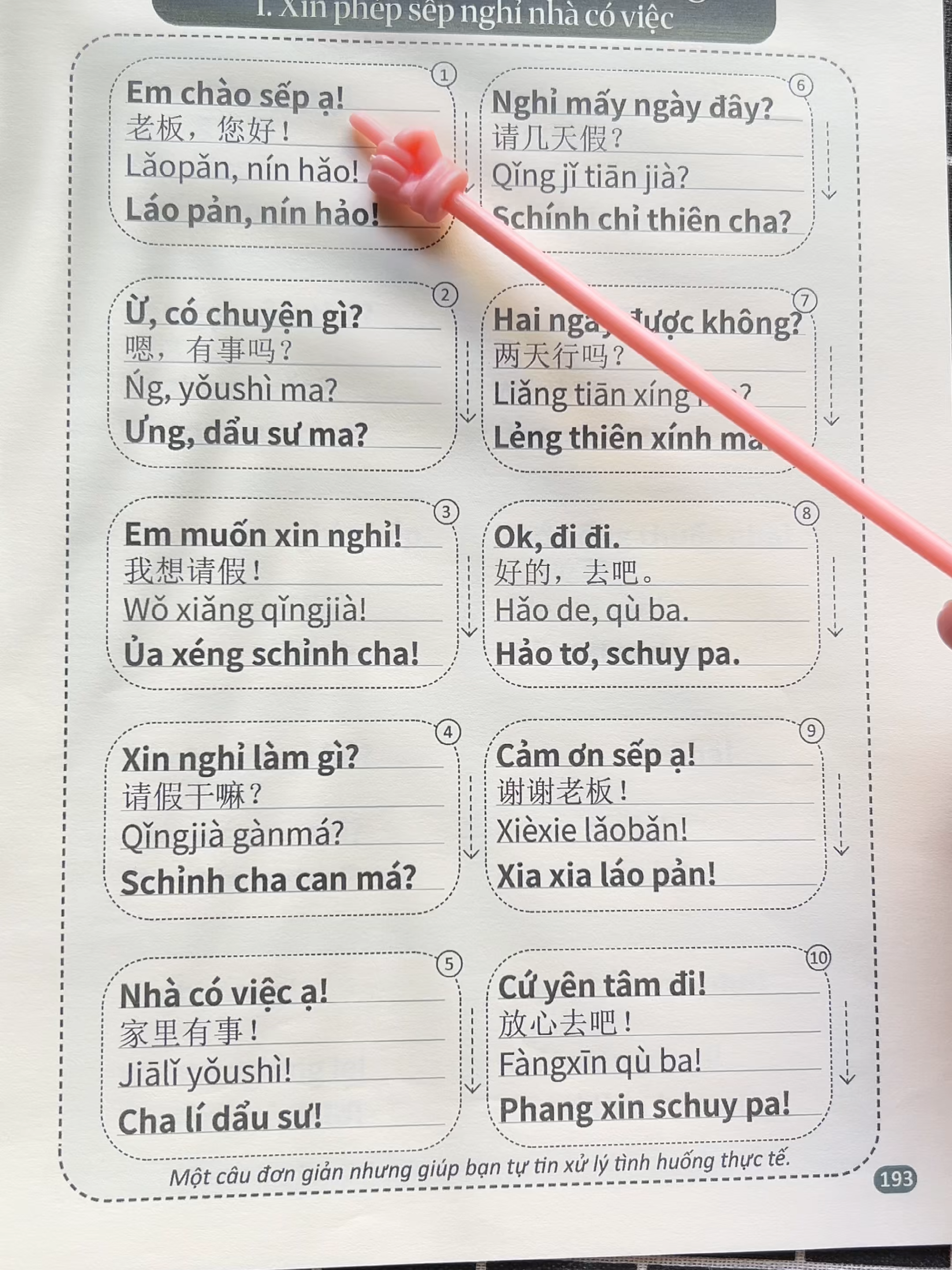 Rất nhiều người thất bại không phải vì họ không thông minh, mà vì họ tham lam ngay từ đầu. Họ muốn học 100 câu trong một ngày, rồi sau đó bỏ cuộc vì quá tải. Ngược lại, những người thành công chỉ làm một việc rất nhỏ: duy trì 10 câu/ngày. Hãy thử tính: 10 câu/ngày = 70 câu/tuần. 70 câu/tuần = 300 câu/tháng. 300 câu/tháng = 2000 câu sau nửa năm. Chỉ cần kiên trì, bạn sẽ thấy mình “ngấm” tiếng Trung lúc nào không hay. Ngoại ngữ không phải là cuộc chạy nước rút, mà là cuộc marathon. Và 2000 câu chính là “cột mốc nửa đường” giúp bạn tiến thẳng tới khả năng giao tiếp tự tin. #hoctiengtrung #tiengtrung #tuhoctiengtrung #sachtiengtrung #tiengtrunggiaotiep