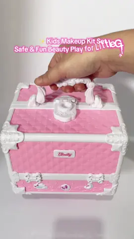 Perfect Gift Idea for birthdays, Christmas, or just for fun! Make up kit set for kids! #makeupkitforkids #makeupforkids #giftideaforkids #kidsgiftidea #makeupkitsetforgirls 