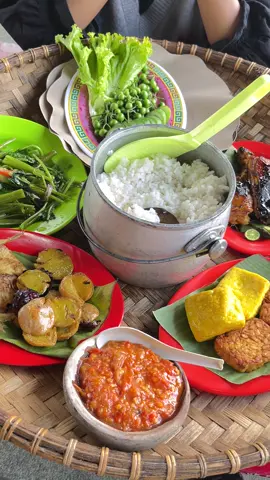 Nasi liwet+ kebun teh  #pawonkangbima  #kuliner#kulinerciwidey#sunda 