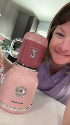 Personal blender has the retro kitchen look for a smoothie in a cup as an easy kitchen gadget #KitchenGadget #PersonalBlender #SmoothieCup #PersonalSmoothie #PersonalBlender 
