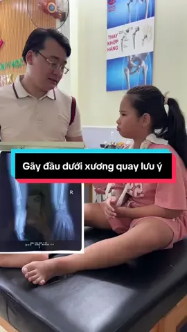 Sau tháo bột: ✅Tập phục hồi chức năng: vận động cổ tay, cẳng tay, ngón tay để lấy lại biên độ vận động và sức cơ. ✅Tránh mang vác nặng sớm (thường phải 2–3 tháng sau mới được dùng lực nhiều). 👉 Nhìn chung, quan trọng nhất là kê cao tay, vận động ngón, theo dõi dấu hiệu chèn ép, giữ bột khô, ( trong bot) và tái khám đúng hẹn.#trungtamphuchoichucnangvietphap #bacsidai #ChấnThươngThểThao #TáiTạoDâyChằng #chanthuongthethao 