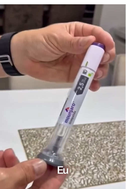 Recebo muitas dúvidas de pacientes sobre como usar o Mounjaro, então preparei esse vídeo mostrando o passo a passo de forma bem simples. — A caixa vem com 4 canetas, uma para cada semana. Aqui estou utilizando a dose de 2,5mg. A aplicação é fácil e pode ser feita pelo próprio paciente. É importante aguardar a agulha retornar completamente após a aplicação para garantir que todo o líquido foi administrado. #Mounjaro #Tirzepatida #Mounjaro #Tirzepatida #AplicaçãoSimples    