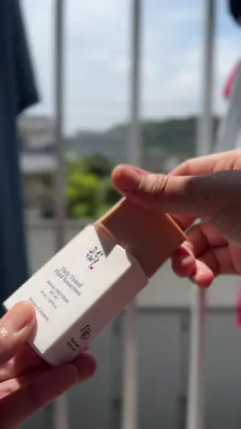 Daily tinted fluid sunscreen 🧴 just grab it from yellow cart guysss ❤️❤️love it #creatorsearchinsights #freesample #tiktokshopjapan💜 #tiktokshop 