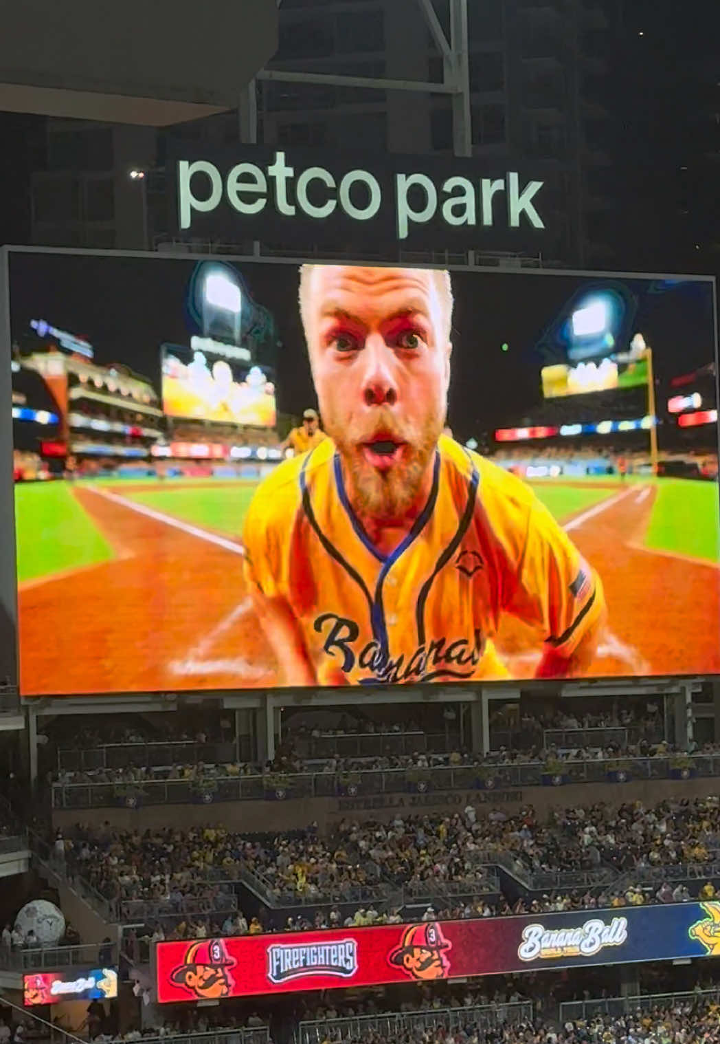 @Derek Hough at Petco Park with the @thesavbananas!! 💃🏻🕺🏻 #savannahbananas #derekhough #dancingwiththestars #sandiego #petco 