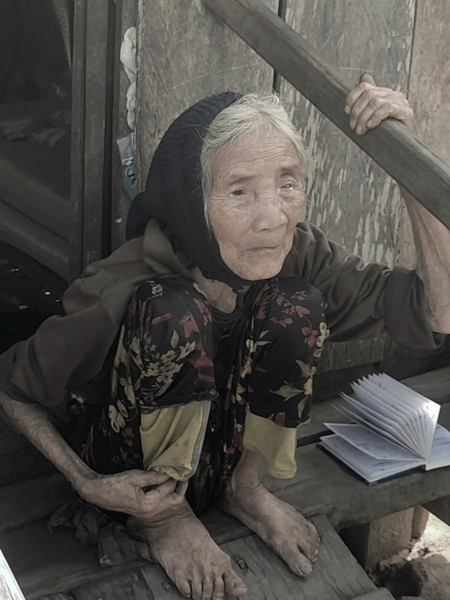 Bà cụ gần 100 tuổi bị mù sống lễ loi trong ngôi nhà bé xíu..#tinhnguyen #khunghinhcamxuc #tuthien #ngheo 