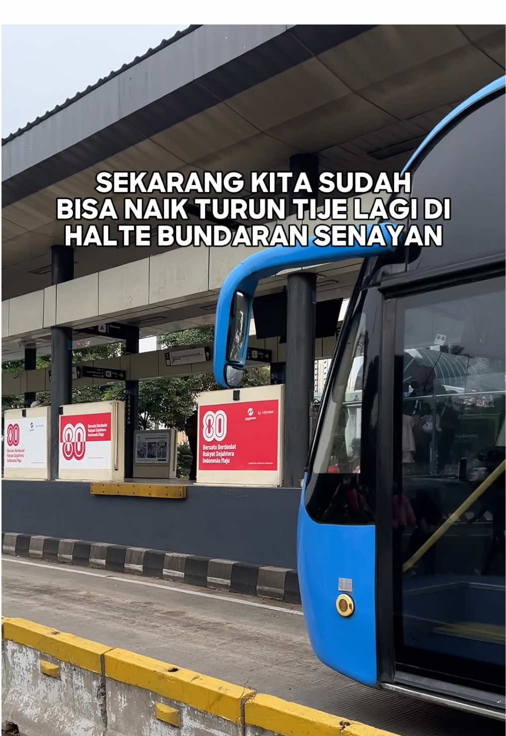 Salah satu halte yang mengalami kerusakan minggu lalu adalah Bundaran Senayan. Sedih dan marah rasanya ketika melihat api membakar halte. Buat HalteMin, halte ini jadi andalan kalau mau pergi ke mal-mal di sekitar Senayan untuk bertemu teman, klien, atau menonton film. Tapi, buat banyak HalTeman lain, halte ini mungkin jadi yang terdekat dengan kantor. Jadi, pasti akan lebih sedih dan marah melihat halte ini dirusak oleh orang-orang yang tak bertanggung jawab.
 
 Berita gembiranya, sejak kemarin halte ini telah kembali beroperasi. Karena itu, HalteMin tak bosan-bosan berterima kasih terutama kepada pasukan oranye yang telah membersihkannya dan TiJe yang telah melakukan perbaikan dalam waktu singkat. Lihat saja, pintu yang sebelumnya dirusak sekarang sudah bisa bekerja lagi. Halte sudah bersih dan dicat ulang. Dan, pohon yang jadi ciri khas halte ini tetap tegak berdiri.
 
 Mulai besok, HalTeman yang akan kembali bekerja dan biasanya turun di halte ini sudah tidak perlu turun di halte lain dan berjalan lebih jauh untuk sampai ke kantor.
 
 Di masa depan, yuk kita jaga dan pelihara halte-halte kita yang dibangun pakai uang pajak kita. Kita saling jaga Jakarta karena kalau bukan warga jaga warga, siapa lagi?
 
 #dhkh #JagaJakarta #wargajagawarga 