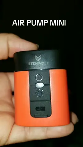 ponpa de aire para todo tipo de inflable:piscinas ,muebles y globos metalicos #airpump #minipump #poolseason #emergencysos #poolday  La parte que mas me gusta es el tiempo que dura la carga ,ademas la LA puedo llevar a todas partes. puedo ir con el matre a cualquier lugar , trae su canle de recargar ,para emergencias tiene un foco con diferentes tipos de luces .