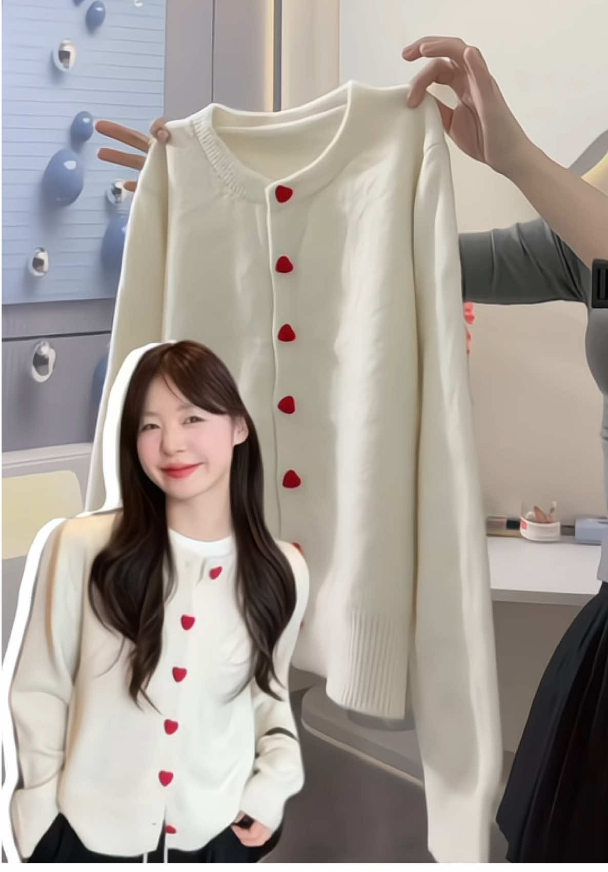 Áo len khoác cúc tim đỏ xinh lắm nah #moingaymotoutfit #xuhuong #rials #aolen #aolennu 