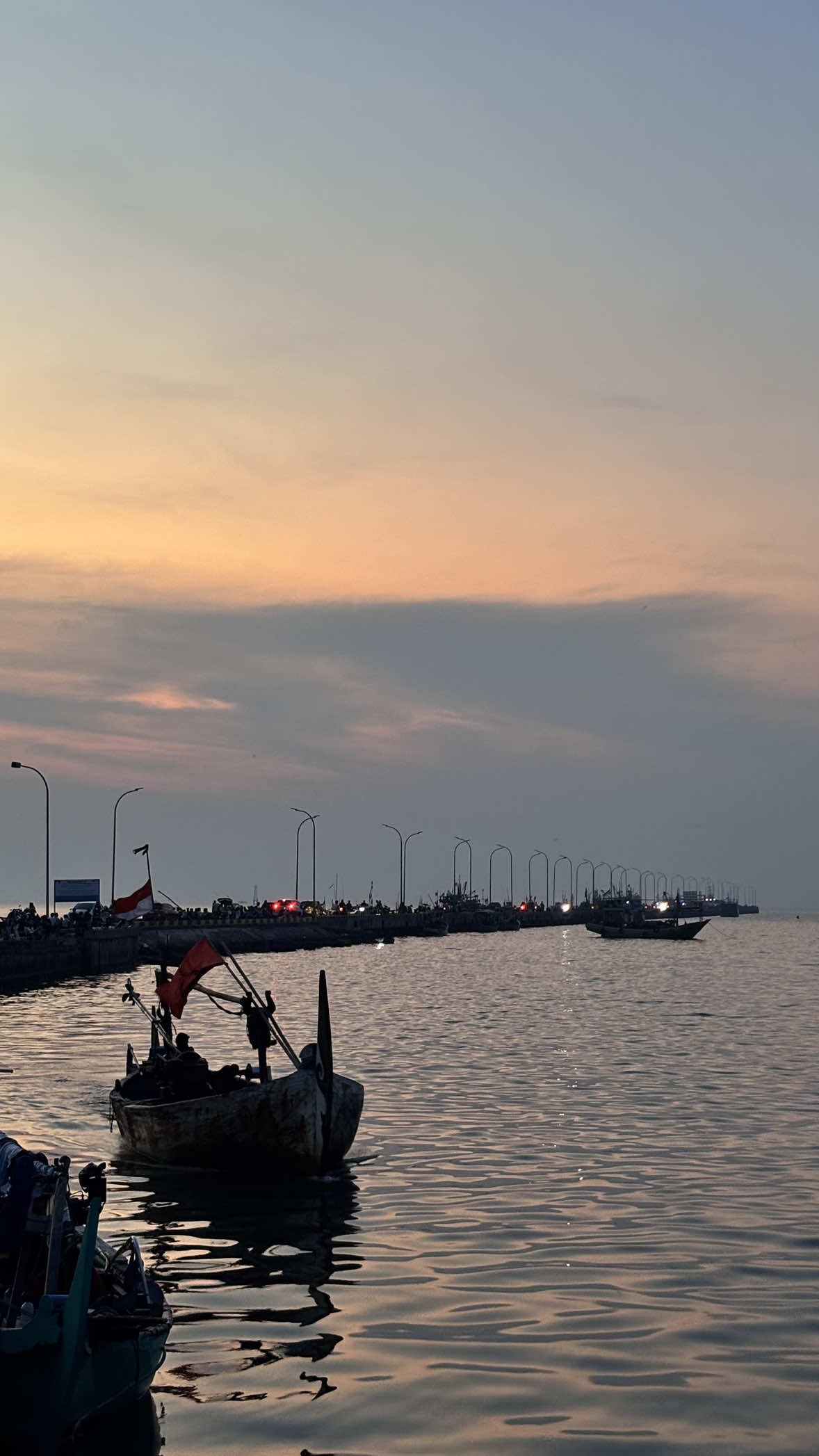 Jepara gak pernah gagal soal keindahan laut dan senja nyaaa 😍🫶🏻 #jepara #pantaikartinijepara #pelabuhanjepara #jeparahits #jepara24jam 