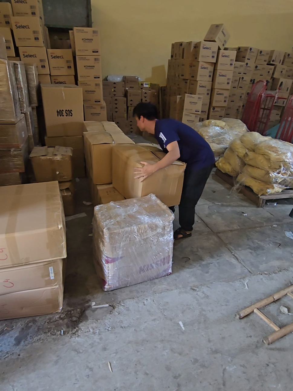 Kho hàng đa dạng mặt hàng nhưng đa số là hàng nhẹ ae nhé. ae khỏe mạnh chịu khó muốn có chỗ làm ổn định thì alo cho e. #xuhuong #xuhuongtiktok 