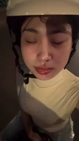 hôm qua mình có lỡ book anh grap này hơi kì kì 😑 . Mình đang quay video chill chill thì ……. 