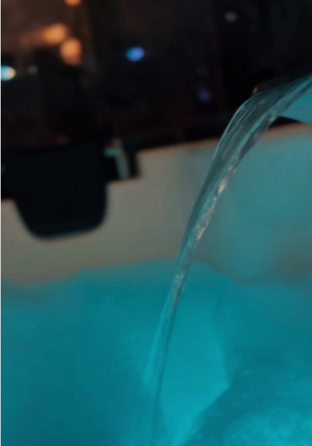 Dicen que en Lumi’s no solo te relajas… también se enciende la pasión 👀💋 ¿Listos para comprobarlo? #HotelLumis #JacuzziGoals #FYP #ParejasPerú