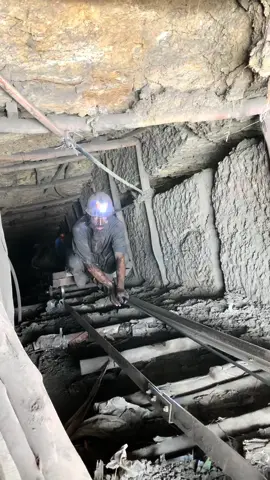 How mine workers come back from underground 5000feet toward the surface by giving signal #blackdiamond #mining #undergroundmining #hiddentreasure #Minecraft #digging #mine #minetunnel #diamondmining #treasurehunt #usa🇺🇸 