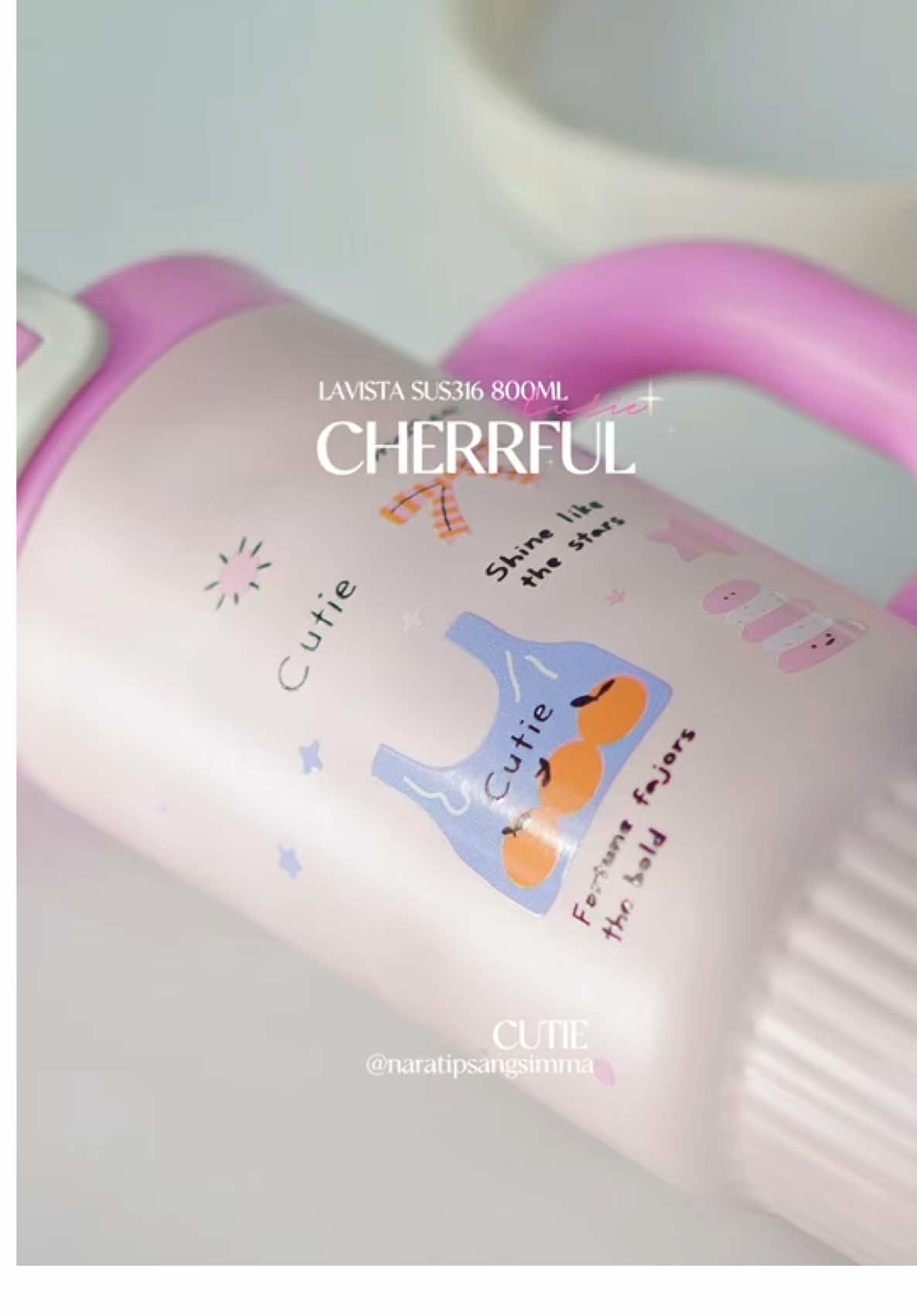 คอลใหม่น่ารักอีกแล้ว ไม่เคยทำให้ผิดหวัง ✨🎀💗 แก้วใบใหม่จาก LAVISTA แกลมมมมมาก รุ่นนี้ขนาด 800ML นะคะ SUS316 เก็บร้อนเย็นได้นาน  น้ำไม่ซึมไม่มีไอเกาะค่ะ มียางรองก้นแก้ว สีไม่หลุดไม่ลอกง่าย มั่นใจได้เลย เปิดดื่มได้ 2 แบบ ยกดื่มและหลอดดูดู มีด้ามจับมาให้ พกพาสะดวกกกกก  #naratipsangsimmareview #แก้วเก็บความเย็น #แก้วแก็บอุณหภูมิ #แก้วเก็บอุณหภูมิร้อนเย็น #กระบอกน้ําเก็บอุณหภูมิ 
