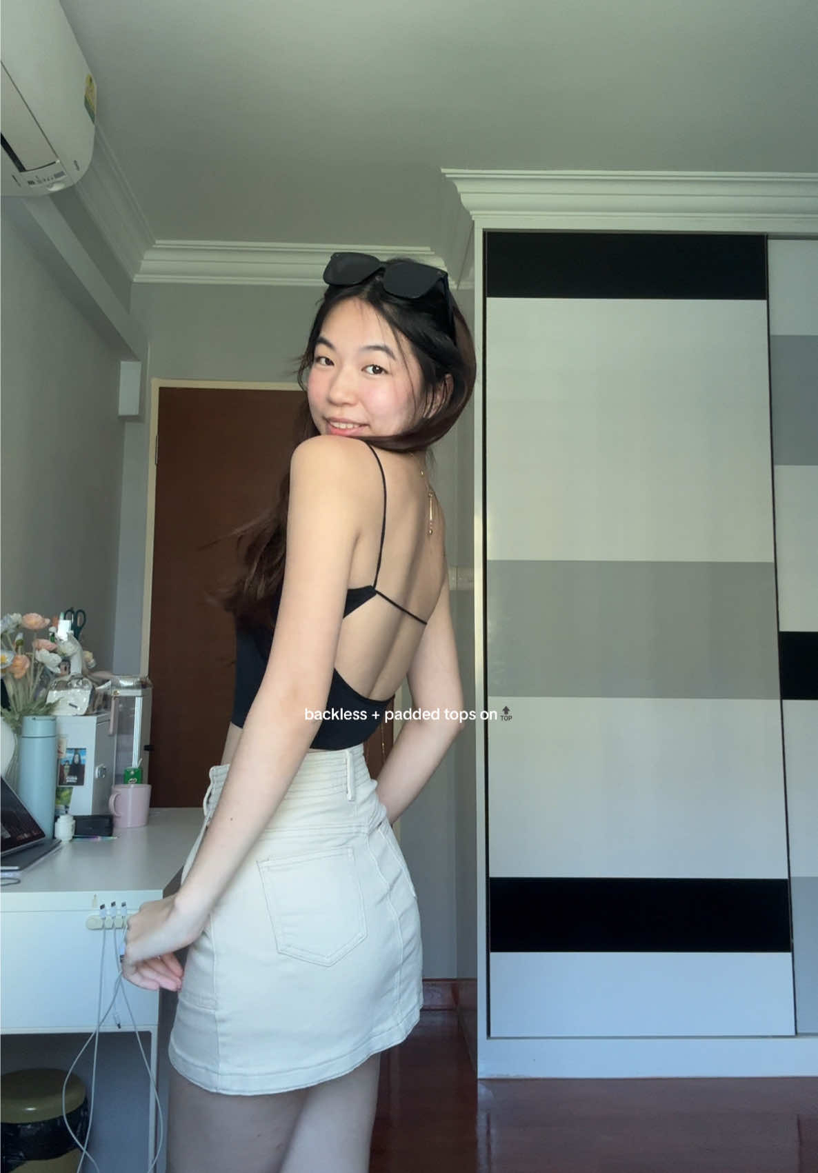 padded AND BACKLESS?? Every girl’s dream top 😗👌🏻      #creatorsearchinsights #whattowear #fashiontiktok #backlesstop #basicoutfit 