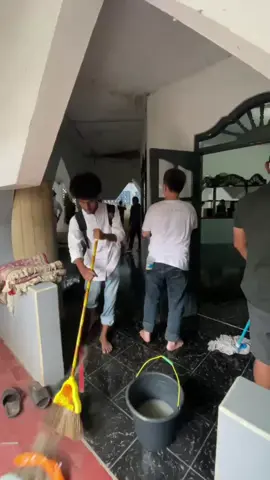 Maulid Nabi Muhammad SAW kita rayakan dengan aksi nyata. BM PAN bersama warga bergotong royong membersihkan Musholla Al Badar, tempat ibadah sekaligus tempat berlindung masyarakat saat banjir.  💫 Karena merawat rumah Allah adalah bentuk cinta kita kepada Rasulullah.  #MaulidNabi #BersamaUntukUmat #partaiamanatnasional #zulkiflihasan 