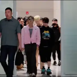 tomorrow by Together departure 🇰🇷✈️🇺🇸 (250907) salfok SM outfit Yeonjun seketika keringat gee snsd🤣🤣🤣. itu sepatu adek maknae lucu banget kiyowo big boy but still baby#tomorrow_x_together #txt #foryoupage 