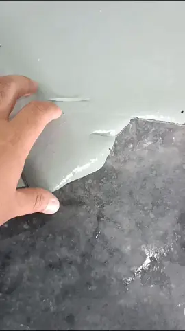Sekitar kerja-kerja baik pulih lantai epoxy yang dipasang oleh kontraktor sebelum ini yang tidak melekat akibat kandungan wap air yang tinggi di dalam konkrit. #epoxyflooringmalaysia  #suresealflooring  #lantaiepoxy  #tvetmalaysia 