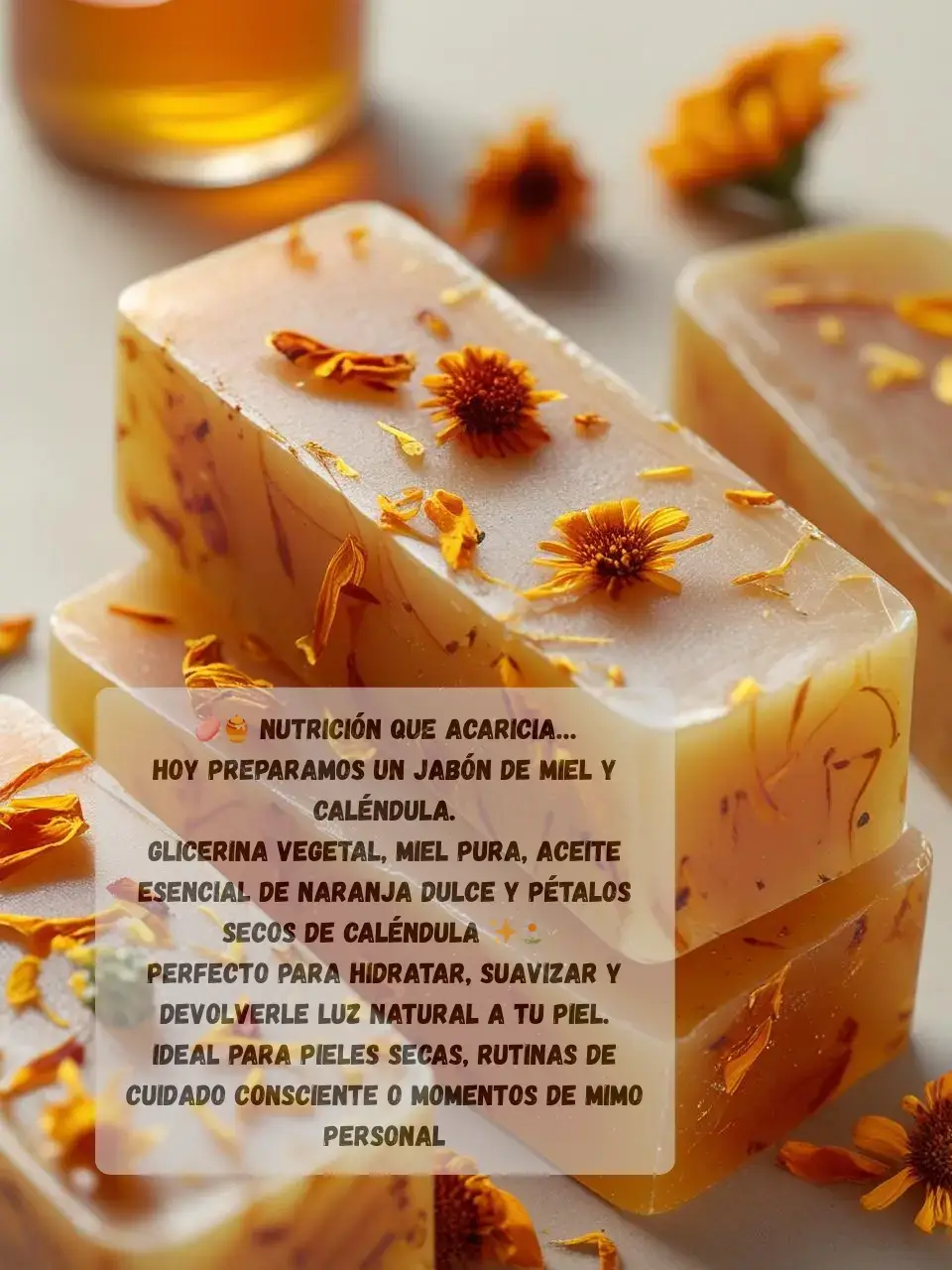 La calidez de la miel y la frescura de la naranja dulce en un jabón que acaricia.
 Perfecto para empezar el día con energía y cuidado.
 📲 ¿Te gustan los ingredientes que cuentan historias?
 💫 Síguenos para más recetas llenas de intención. #jabonesartesanales  #jabonesnaturales  #soapmaking  #emprendeconjabones #hechoamano #velasartesanales #candlemaking  #jabonesorganicos #jaboneshechosamano  #artesaníaconamor 