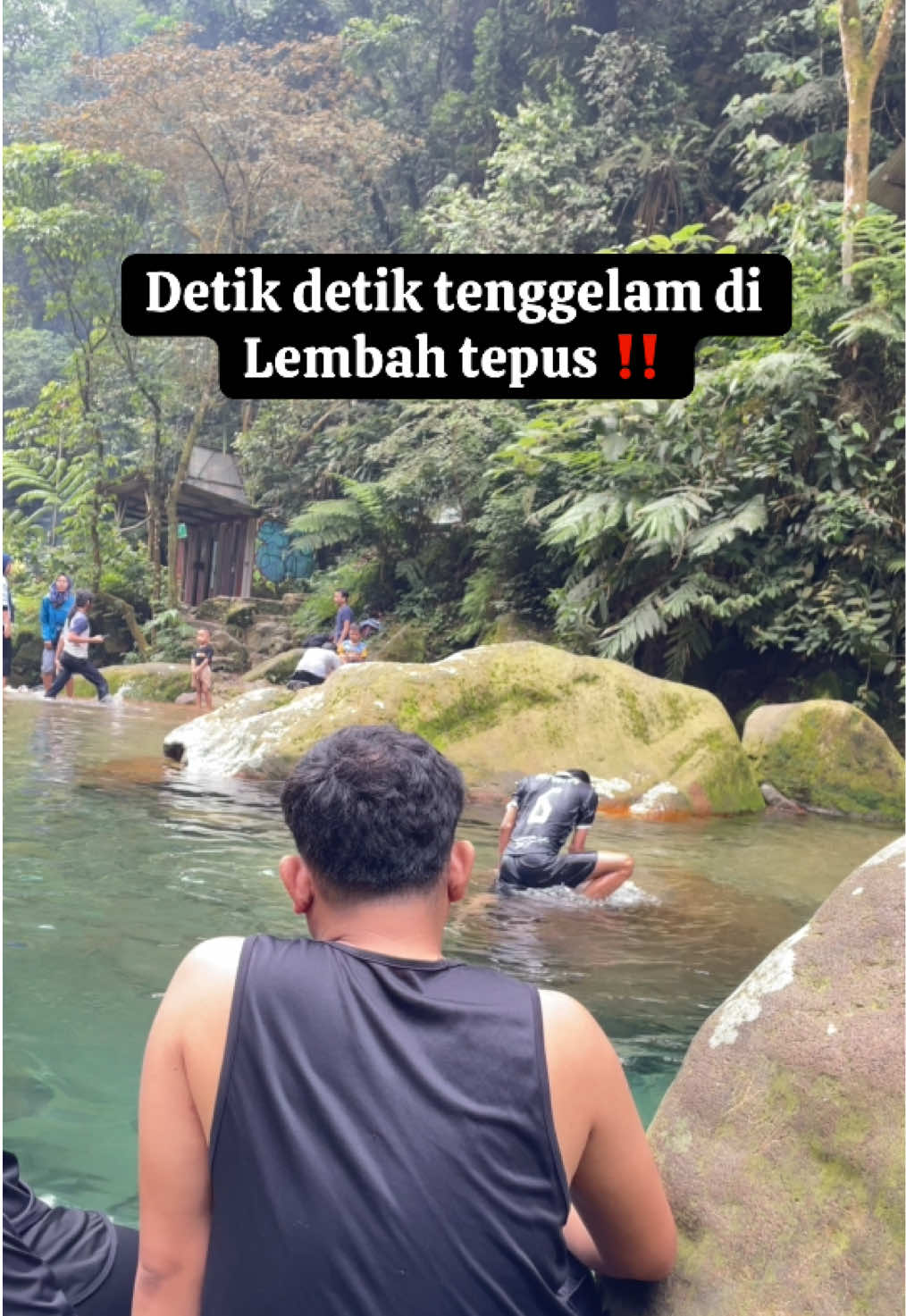 Kronologi : saya mau main air dipinggiran krena ditengah dalam, lalu saya turun lewat pinggiran lewat batu2, lalu saya terpleset #tenggelamdicurug #lembahtepus #bogorexplore #gunungsalak 