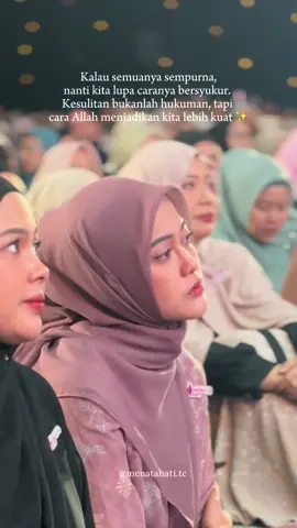 Kadang Allah kasih kita kesulitan, bukan buat ngejatuhin tapi buat bikin kita lebih kuat 💪 Kalau semuanya mulus, kita bisa lupa gimana caranya bersyukur 🙌 Stay strong yaa, semua ini cara Allah sayang sama kita 💖 ___________________________ JADWAL EVENT MENATA HATI SELANJUTNYA : Tangsel Bintaro = 07 September  Medan = 14 September  Makassar = 21 September  Bandung = 12 Oktober  Umroh Menata Hati = 18 Oktober Jakarta = 02 November Denpasar = 09 November  Daftar yuk!  Klik link di bio yaaa😉 #menatahati #ahilmanfauzi #ustadzhilmanfauzi #menatahatimedan #menatahatimalang