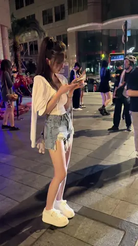 Một cô gái thượng lưu 18 tuổi sống tại Tomson Yipin, Thượng Hải, vừa kết thúc một đêm đi chơi ở quán bar và đang đợi tài xế đưa cô về nhà#shanghai 