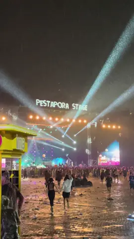 pestapora & hujan #pestapora2025 #a4aclan #aaaclan #bravy #aloy #yb #ybrap #erica #younglex 