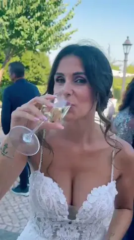Ta demoiselle d’honneur @S_dearriba a voulu faire la trend pour ton mariage au Portugal 🙏🏼, mais sans la fin 🤣🥹. Mais c’est pas grave on a eu une bonne vidéo en souvenir 🥹🤍 #amour #mariage #algarve #portugal🇵🇹 