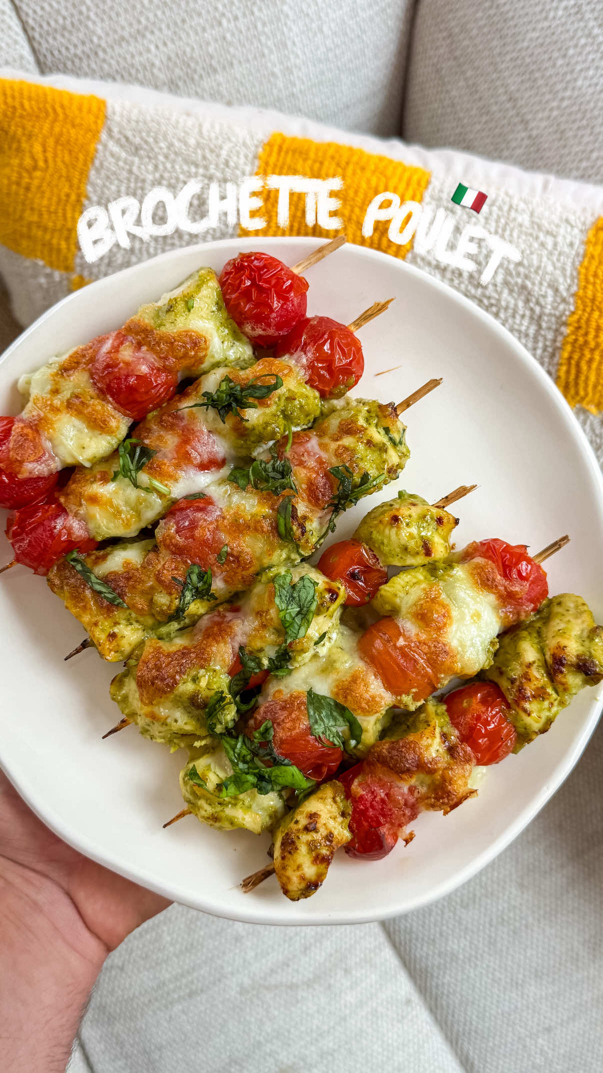 Si t’as un air fryer, teste ces brochettes de poulet pesto, tu m’en diras des nouvelles ✨🇮🇹🍗 Ingrédients: - Blanc de poulet - Tomates cerises - 3 c. à soupe de pesto - 1 c. à soupe d’huile d’olive - Sel, poivre - Mozza **Préparation :** 1. Découpe le poulet en cube 2. Mélange le poulet avec le pesto, l’huile d’olive, le sel et le poivre. Fais les brochettes en alternant poulet et tomates cerises. 3. Ajoute la mozza sur les brochettes  4. Air fryer :     - Température : 180°C     - Temps : 13-14 min  #RecetteFacile #recette #airfryer #recipeoftheday 