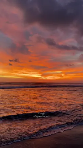 SEE HOW THE COLOR HUES CHANGES!! And once again, I fall in Love with Bali. #canggu #sunset 