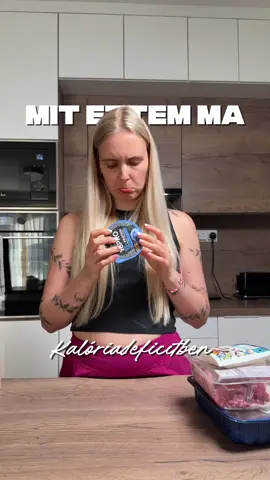 MIT ETTEM MA - kalóriadeficitben 11/28 nap Az összes receptet megtalálod a weboldalamon EDD MAGAD FITTRE ❣️ www.eddmagadfittre.hu - Reggeli: 100g tojàsfehèrje + 1 tojàs,sajt, light majonèz, rozs kenyèr, paradicsom ès latte - Ebèd: taco saláta - Desszert: vaníliàs fehèrjès fagyi gabonapehellyel - Vacsi: tökfőzelèk tükörtojàssal + gyümölcs Összesen: 1322kcal & 90g fehérje Edzèsèrt vegyètek meg a mezot: alegjobbedzesterv.hu @konstantinofficial_hu   #fogyas #eddmagadfittre #zsanikajascucca #fogyàs #mutimiteszel_fitt
