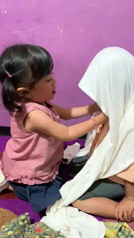 masyaallah anak2 Solehah lagi belajar cara nya pake hijab neng zehan dan Dede Yumna @ida.farida.ferry 
