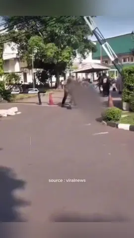 Satpam tendang pedagang kerupuk dan hancurkan daganganya di Bintaro, Tangsel. Dua orang satpam di kawasan Ruko MJ, Bintaro, Tangerang Selatan, terekam menganiaya seorang pedagang kerupuk hingga terjatuh. Dalam peristiwa itu, dagangan korban juga hancur setelah ditendang oleh salah satu satpam yang bertubuh tinggi. Warga sekitar sempat melerai aksi penganiayaan tersebut dan membantu pedagang membereskan kerupuk yang berserakan di jalanan. Namun, satpam yang masih emosi tetap melayangkan pukulan meski sudah dihalangi warga. Hingga kini belum diketahui apa penyebab kedua satpam tersebut bertindak demikian terhadap pedagang. Polisi belum memberikan keterangan resmi terkait insiden yang memicu perhatian warga sekitar itu. #satpamindonesia #beritaviral #eblehid #fyp #