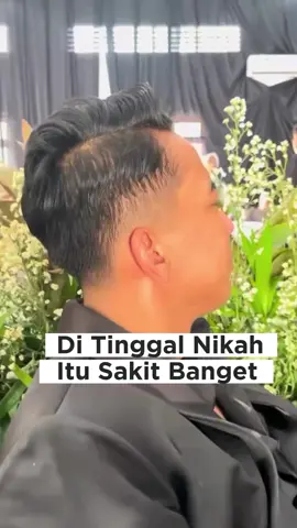 Seorang pria di tinggal nikah sama pacarnya..kasihan yaaa..nyesek banget lihatnyaa.. Percayalah klo engkau pacaran itu sebenarnya kamu jagain jodoh oranglain #viral 