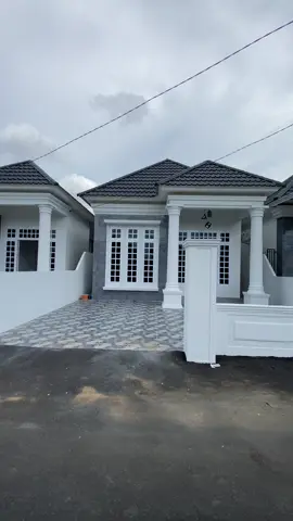 Rumah clasic modern Jln Danau Sentarum - Petani Pontianak (Hanya 15 meter dari jalan petani)  - Tipe 77+  - Kwalitas Bangunan Premium   Bonus  —————————— - Pagar Keliling - Pagar Besi Dorong - Carport 6 meter - Taman  - Pintu Geser Samping - Lampu LED & Skyligt - Lampu Gantung Ruang Tamu - Kaca bevel Ruang Tamu - Moulding Ruang Tamu - Closed Duduk - Shower - Wastafel - Kitchen Set   Spesifikasi  —————————— - Tipe 77+ - Luas Tanah 7,5 x 20 meter - Tiga Kamar Tidur - Dua Kamar Mandi - Flafond Bermotif - Wastafel - Air PDAM Lancar Jaya - Lantai Granite 60 x 60  - Rangka Baja Ringan - Pintu Jendela Kayu Bengkirai Harga Promo Rp. 630.000.000, Boking Tanda Jadi Rp. 10.000.000, Kpr DP 20% Dari Harga NB ; Kpr Bank Mengikuti Ketentuan Bank Cash Tempo dan Cash Keras Dapat Harga Spesial WA : 0858-0621-4267 #rumahmakanpontianak #rumahpontianak #carirumahpontianak #perumahanpontianak 