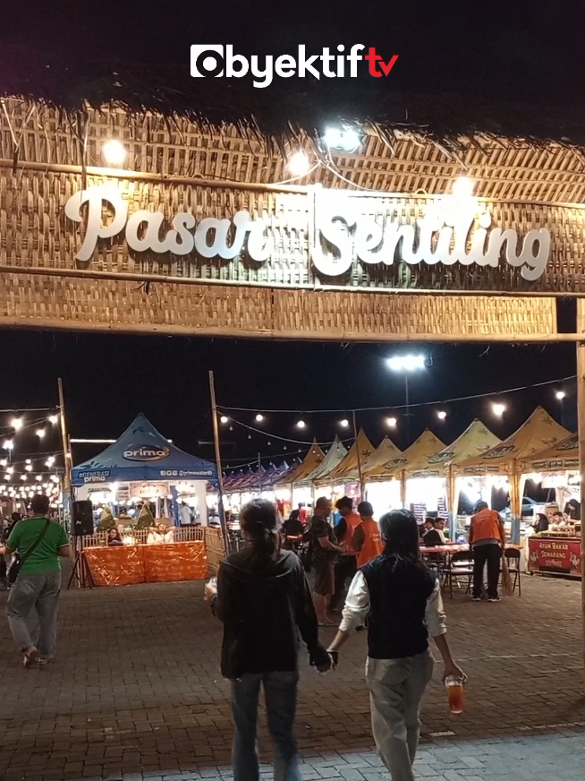 PASAR SENTILING 2025 HIDUPKAN KENANGAN KULINER LAWAS DI SEMARANG JURNALIS: Sugeng Hartawan | EDITOR: Anggraito | SEMARANG | obyektif.tv FESTIVAL Kota Lama Semarang kembali menghadirkan suasana kuliner tempo dulu melalui Kuliner Nostalgia Pasar Sentiling 2025. Kegiatan ini mulai digelar di area parkir Metro Point, Kota Lama Semarang, Sabtu (6/9/2025), dan akan berlangsung hingga 14 September mendatang . Buka setiap hari pukul 14.00-22.00 WIB. Acara tahunan ini menghidupkan kembali kenangan kuliner legendaris dari berbagai daerah. Pengunjung dapat menikmati beragam hidangan klasik yang sarat cerita, mulai dari makanan khas Semarang, Jawa, hingga kuliner nusantara. Beberapa tenant spesial turut hadir, di antaranya Toko Oen Semarang 1930 yang terkenal sebagai ikon kuliner heritage dengan menu andalan es krim tempo dulu serta sajian bergaya kolonial. Selain itu, hadir pula Lekker Gajahan 1968 Bp Fathoni Solo, Apem Beras & Carabikang Bu Siti Pasar Ngasem 1957 Yogyakarta, Kedai Rawon Asli Surabaya, Martabak Kubang Hayuda 1971, Teh Tarik Ce Bush, Cuanki Bandung Mang Udin, Sego Meduro, hingga jajanan Ponti Alung Pontianak. Dan masih banyak deretan kuliner lain yang dapat membangkitkan kembali memori masa lampau yang sarat nostalgia. Tak hanya menyajikan kuliner, Pasar Sentiling juga menawarkan berbagai aktivitas budaya yang memperkaya pengalaman pengunjung. Kehadiran event ini sekaligus menjadi ajang akulturasi rasa nusantara dan penguatan identitas budaya di Semarang. Festival Kuliner Nostalgia Pasar Sentiling 2025 diharapkan mampu menjadi magnet wisata sekaligus ruang kebersamaan warga, wisatawan, serta pelaku UMKM untuk menghidupkan kawasan Kota Lama sebagai destinasi unggulan Jawa Tengah. ***