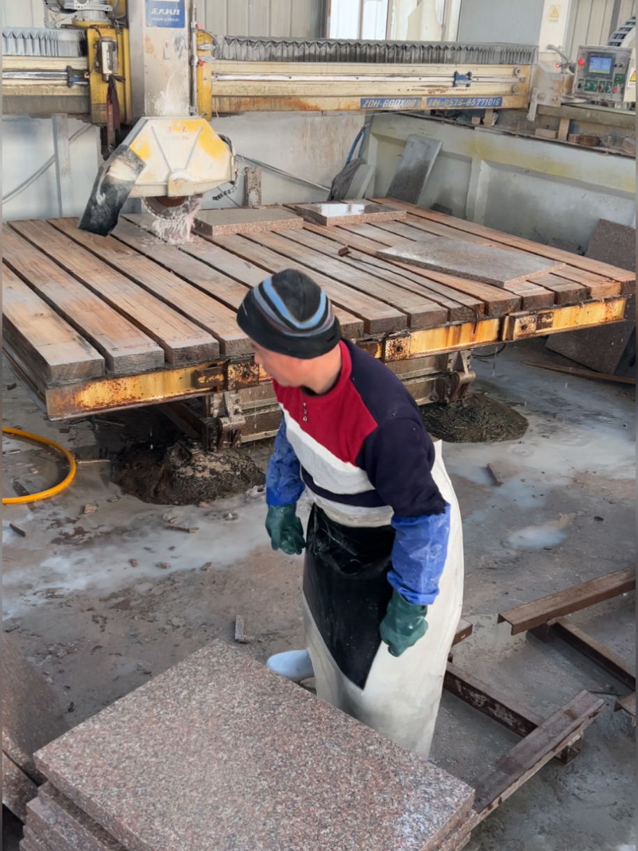The red granite flamed finish paving stone is durable, frost-resistant, and non-slip, representing a high-quality stone from China that symbolizes good fortune.#화강암  #御影石 #外壁石材   #ExteriorWallStone #외벽석재 