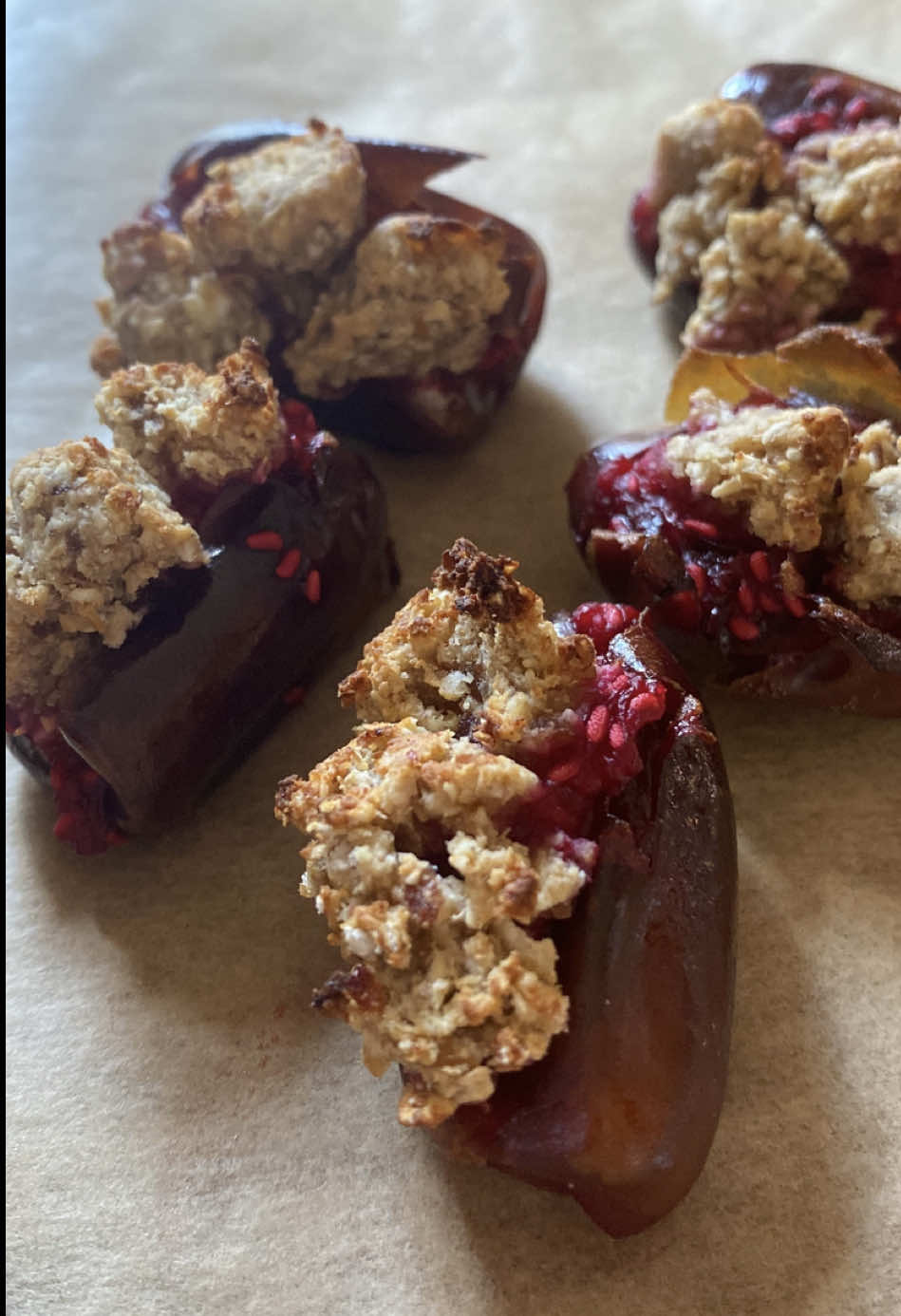 ✨Himbeer Crumble Datteln   Zutaten: 15g Datteln  15g Erdnussbutter  15g pflanzliche Milch 30g Hafermehl Himbeeren Datteln  Zubereitung:  1. Datteln, Erdnussbutter und Milch mixen und Hafermehl unterkneten.  2. Himbeeren kurz in der Mikrowelle erwärmen und zerdrücken.  3. Datteln vorsichtig öffnen und mit den Himbeeren verfüllen.  4. Kleine Streusel auf der Himbeerfüllung verteilen.  5. Die Datteln so genießen oder im Air Freyer bei 180 Grad für 3 Min. backen.  Guten Appetit✨ Würde mich freuen, wenn ihr das Rezept ausprobiert. Eure Lisa:) 🌷 #datteln #crumble #streusel #himbeeren #gesund 
