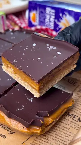 🍫 PĂTRĂȚELE CU UNT DE ARAHIDE FĂRĂ COACERE 🥜😋 Gata în 5 MINUTE! Lasă un „LIKE”, este modul tău de a-mi spune mulțumesc 🙏🏻❤️ Ingrediente pentru 9 porții: 	•	200 g tărâțe de ovăz  	•	1 banană 	•	80 ml lapte de ovăz  	•	80 g unt de arahide 	•	30 g ulei de cocos Pentru cremă: 	•	250 g unt de arahide 	•	100 g miere Pentru stratul de ciocolată: 	•	150 g ciocolată (neagră sau cu lapte) 	•	un praf de sare Mod de preparare: 	1.	Unește toate ingredientele pentru bază și amestecă până obții un compus omogen. 	2.	Toarnă în o tavă tapetată și lasă la frigider câteva minute. 	3.	Între timp, amestecă untul de arahide cu mierea și toarnă crema peste bază. Lasă la frigider cel puțin 15 minute. 	4.	Pentru al treilea strat, topește ciocolata la bain-marie (sau la microunde) și formează un strat subțire peste crema de arahide. 	5.	Lasă la frigider cel puțin 30 de minute și… Poftă bună! 🙌🏻🤤 VALORI NUTRIȚIONALE per porție (1/9): 	•	9.1 g carbohidrați 	•	26 g grăsimi 	•	4.4 g proteine 	•	288 kcal