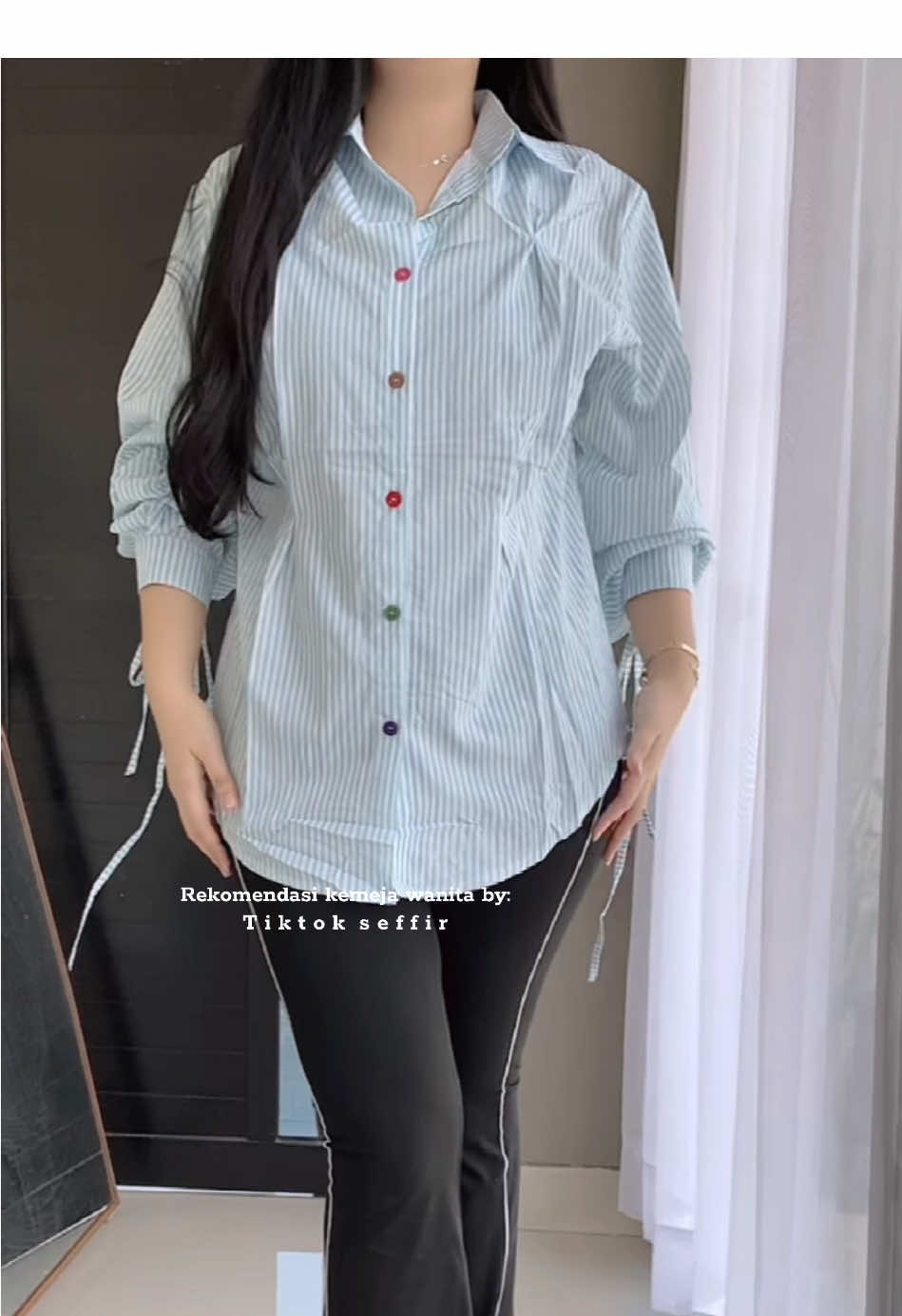 Cakep bgt deh. Rekomendasi kemeja wanita bergaris model unik ala korea 🤏🏻 #kemejaoversize #kemejagaris #kemejawanitamurah #kemejajumbo #kemejajeans 